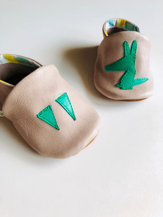 Chaussons bébé en cuir beige motifs loup vert