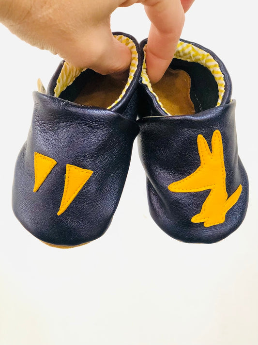 Chaussons bébé en cuir bleu métallisé motifs loup jaune