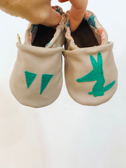 Chaussons bébé en cuir beige motifs loup vert
