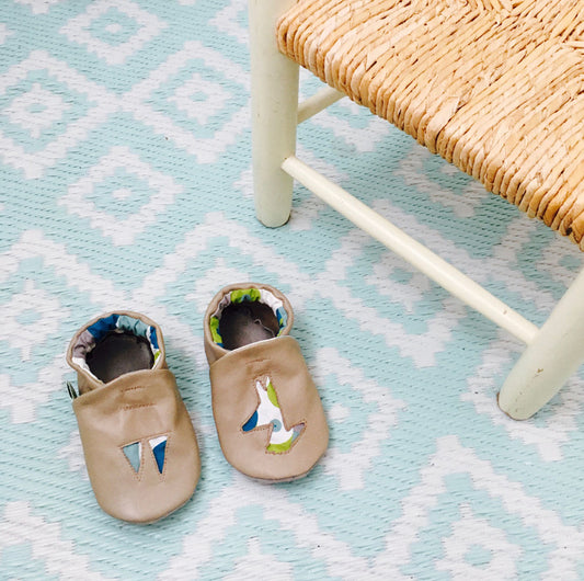 Chaussons bébé en cuir beige motifs bleu-vert