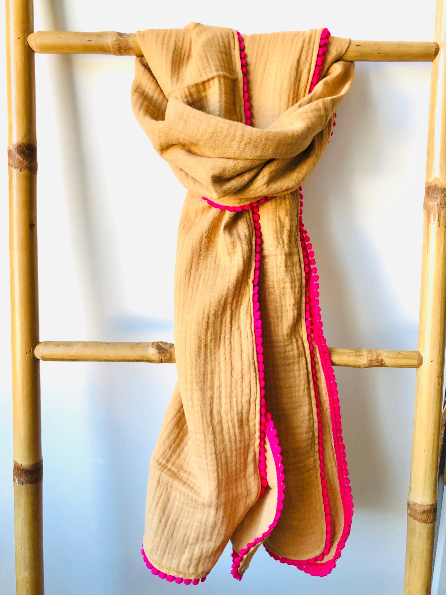 Foulard double gaze de coton camel à pompons roses