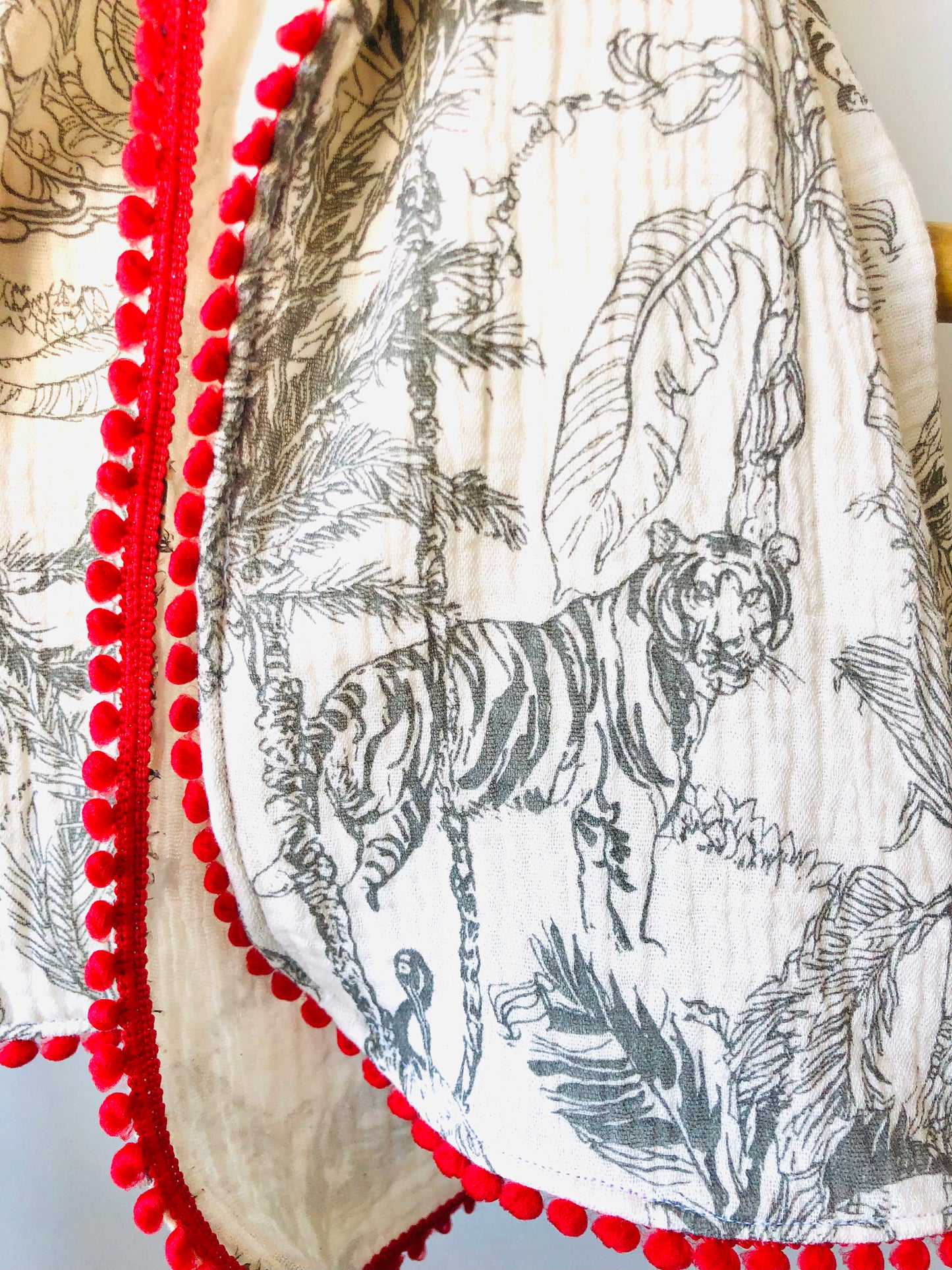 Foulard double gaze de coton écru à motifs jungle à pompons rouges