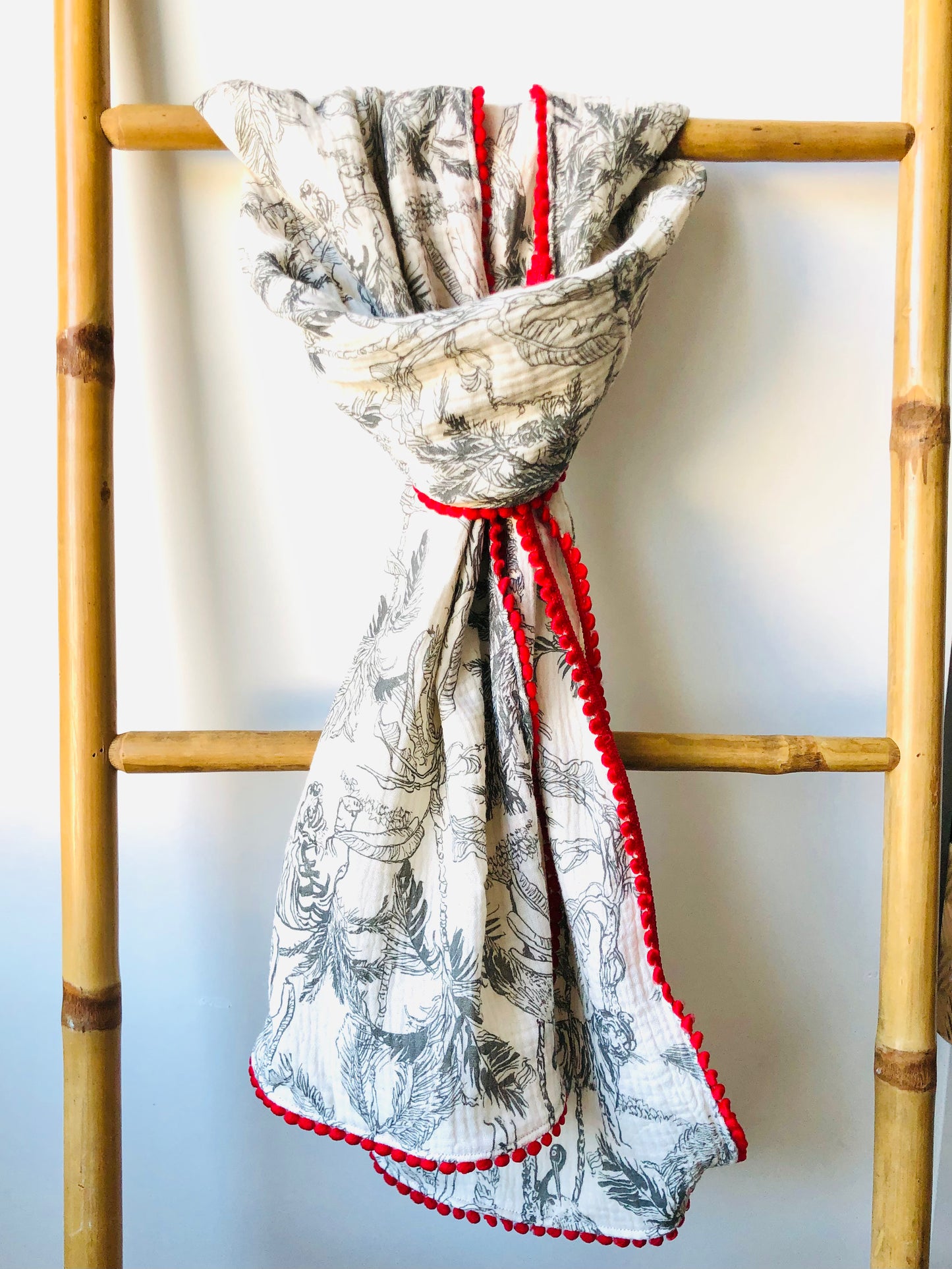 Foulard double gaze de coton écru à motifs jungle à pompons rouges