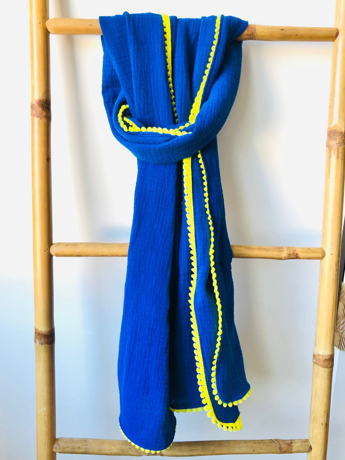 Foulard double gaze de coton bleu à pompons jaunes