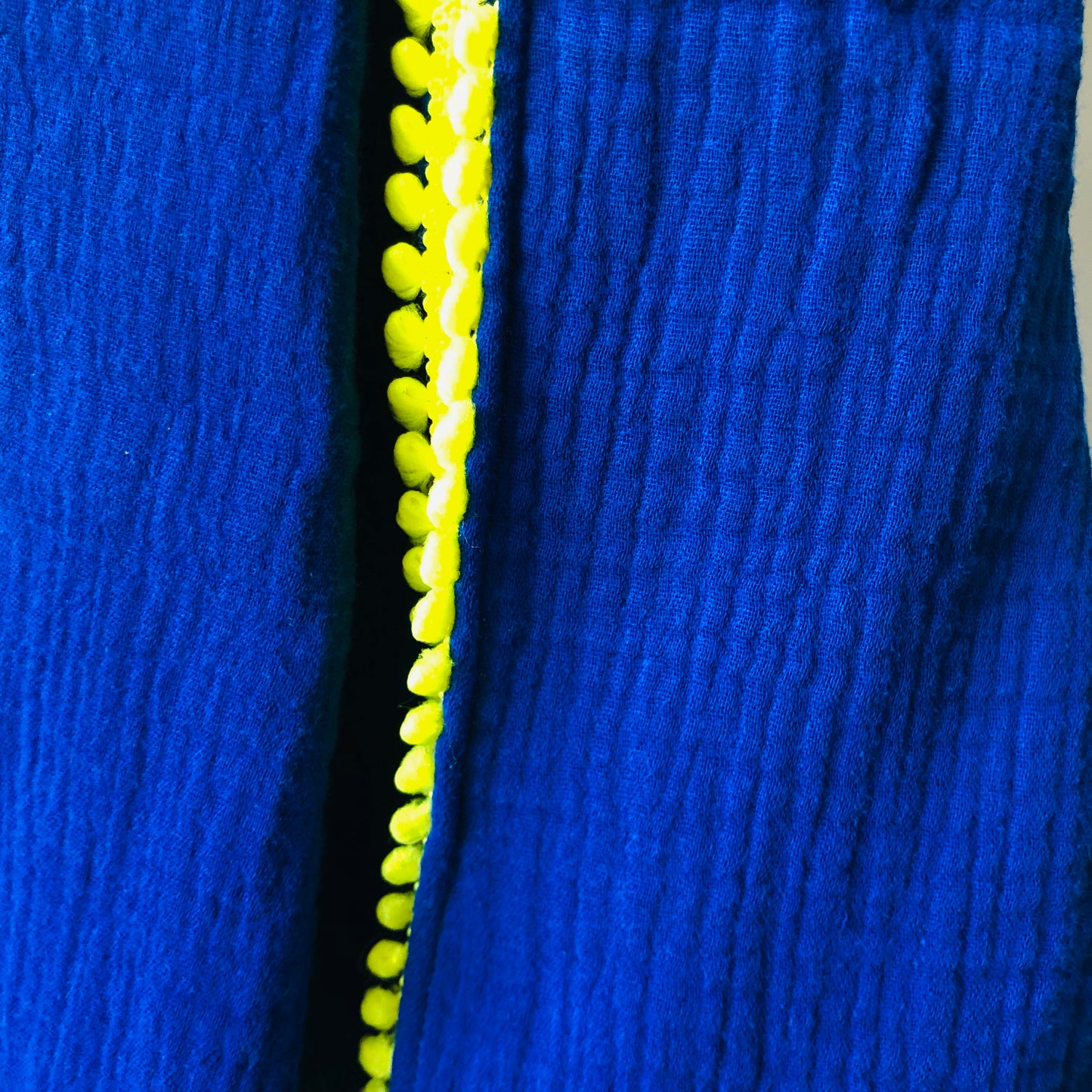 Foulard double gaze de coton bleu à pompons jaunes