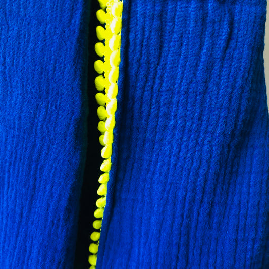 Foulard double gaze de coton bleu à pompons jaunes