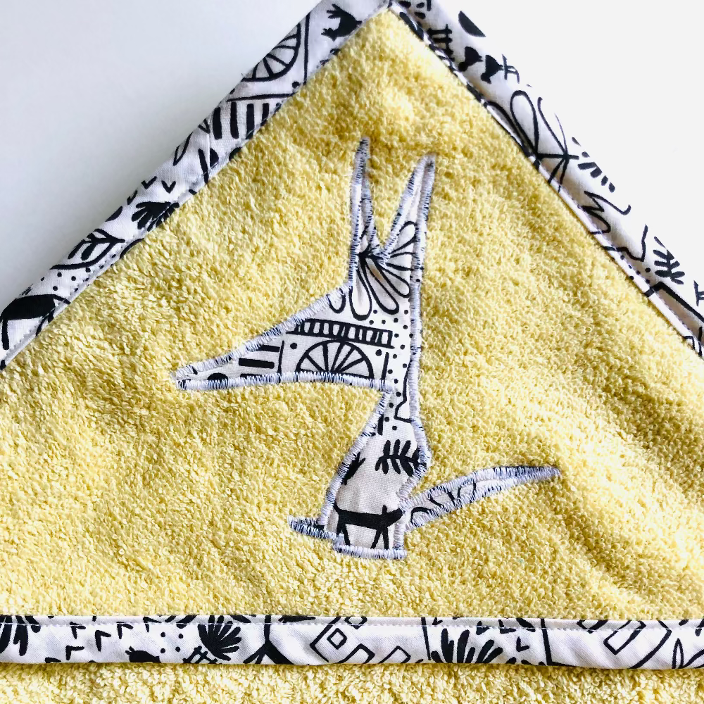 cape de bain et gant jaune noir et blanc
