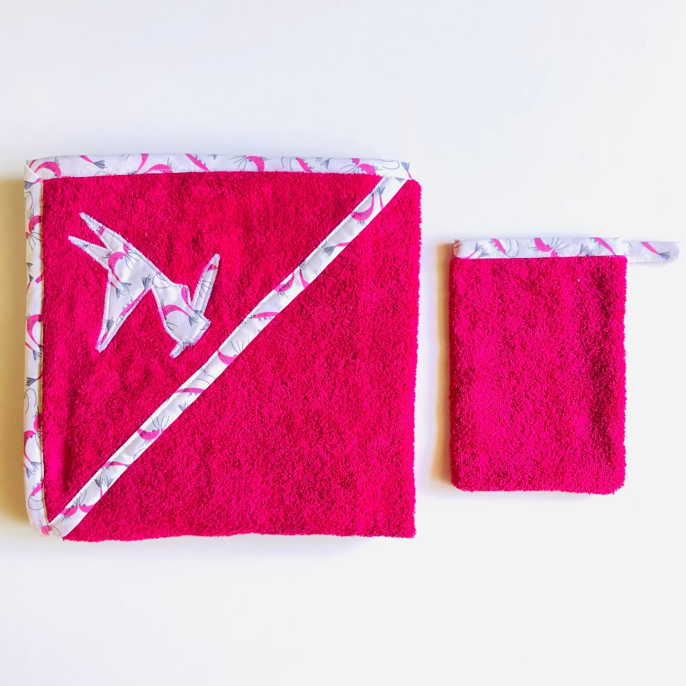 cape de bain et gant rose crevettes
