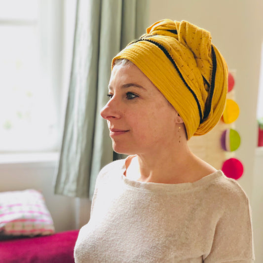 Foulard double gaze de coton jaune à motifs pompons noirs