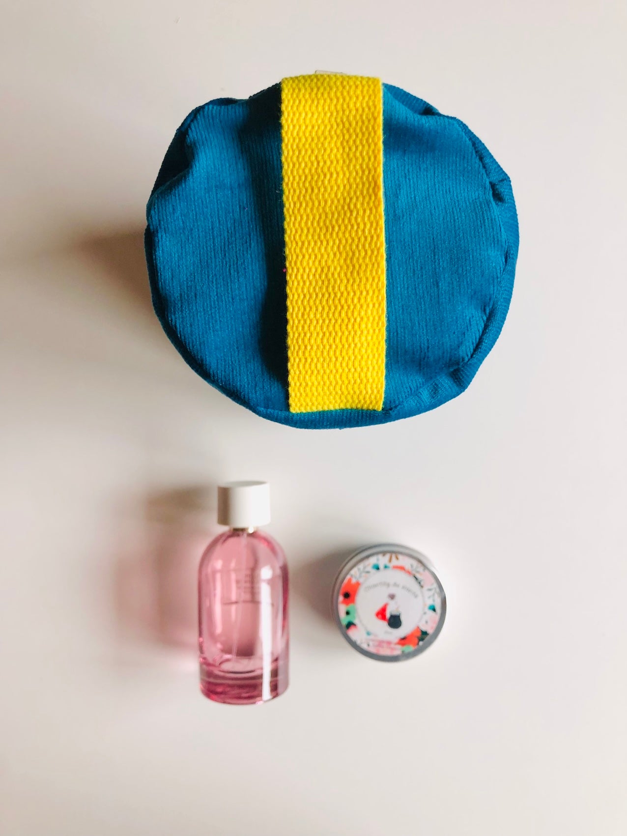 Trousse de toilette en velours bleu et jaune