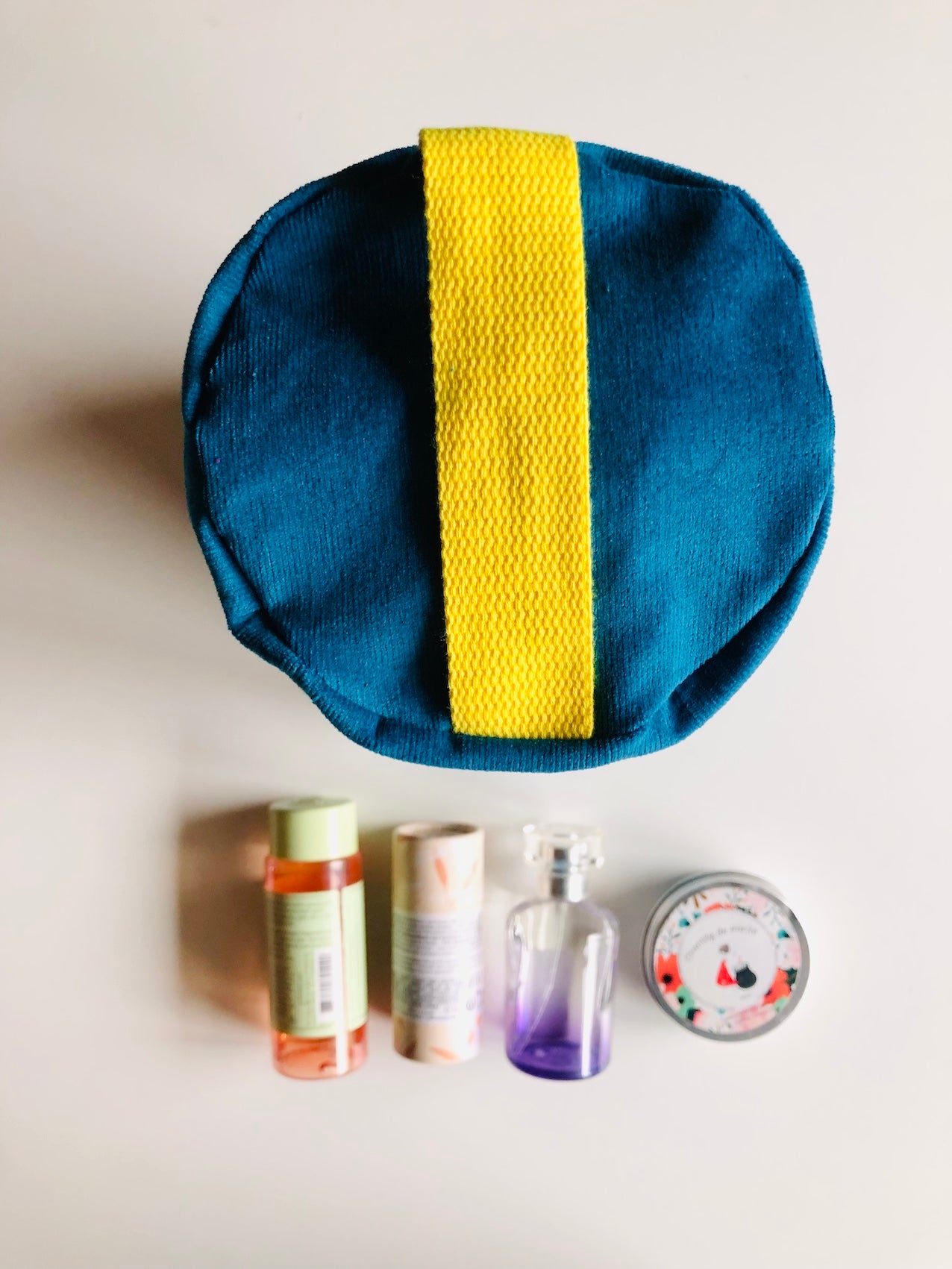 Trousse de toilette en velours bleu et jaune