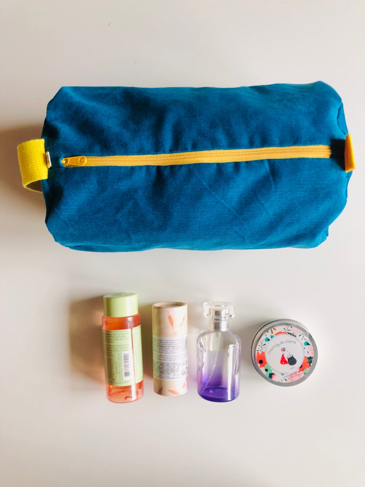 Trousse de toilette en velours bleu et jaune