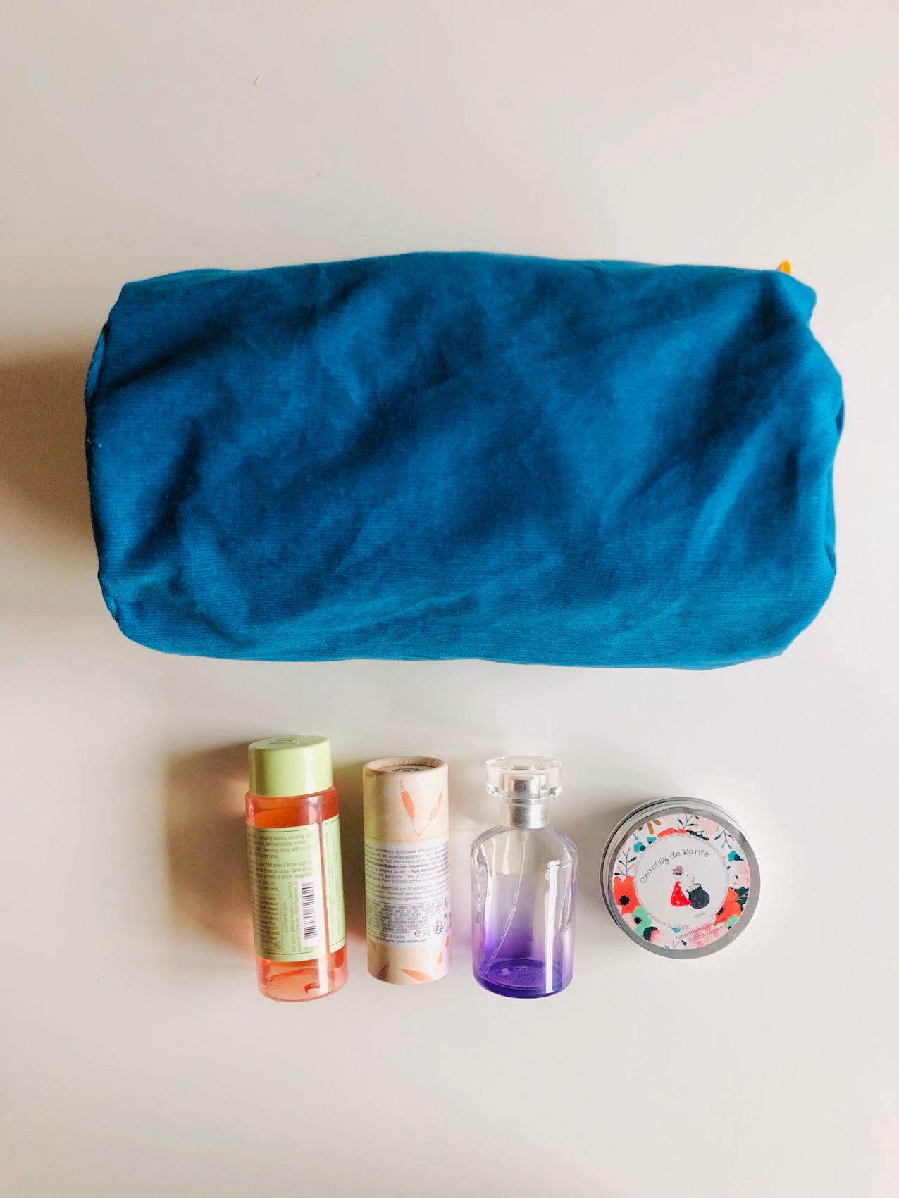 Trousse de toilette en velours bleu et jaune