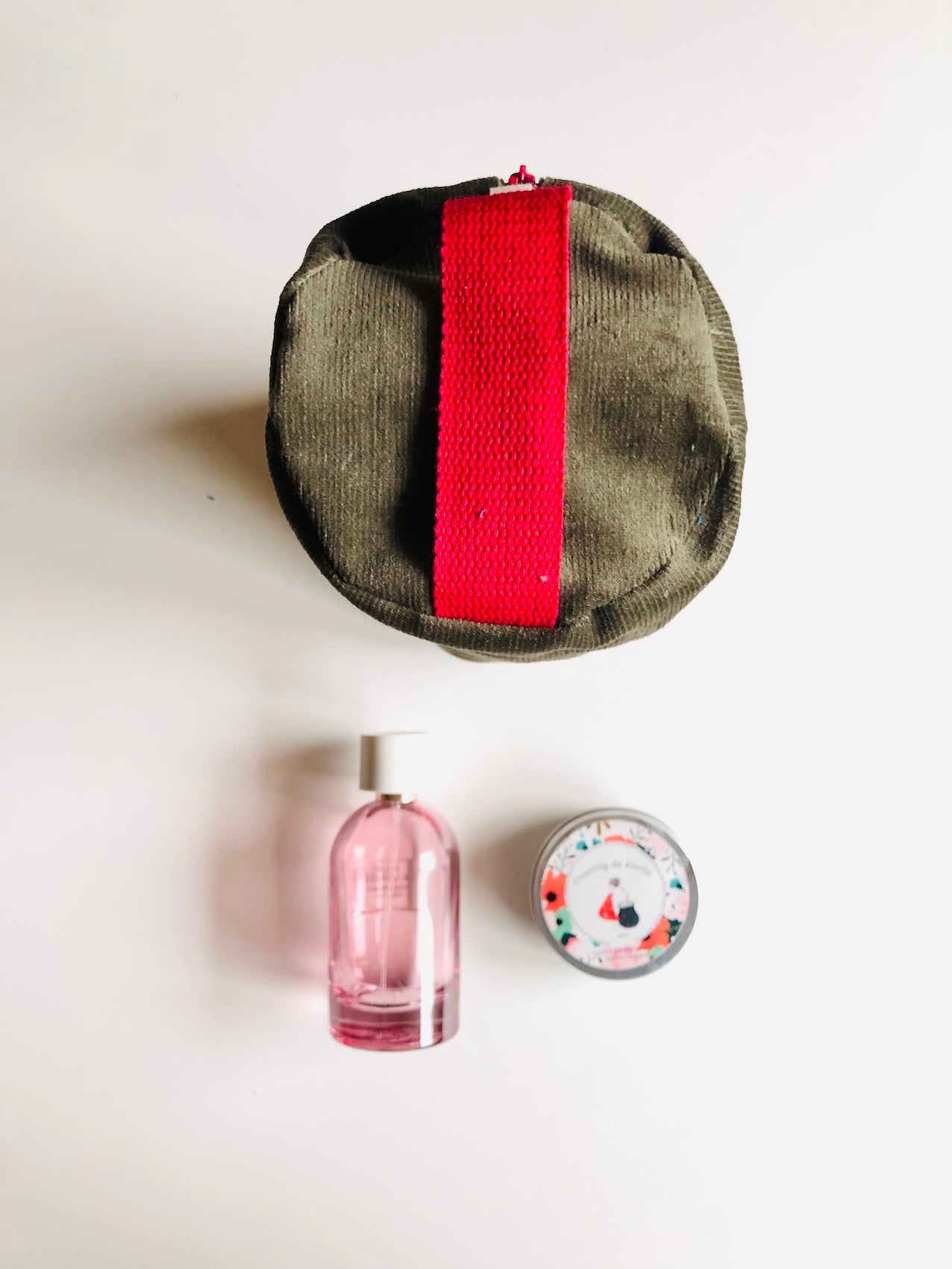 Trousse de toilette en velours kaki et rouge