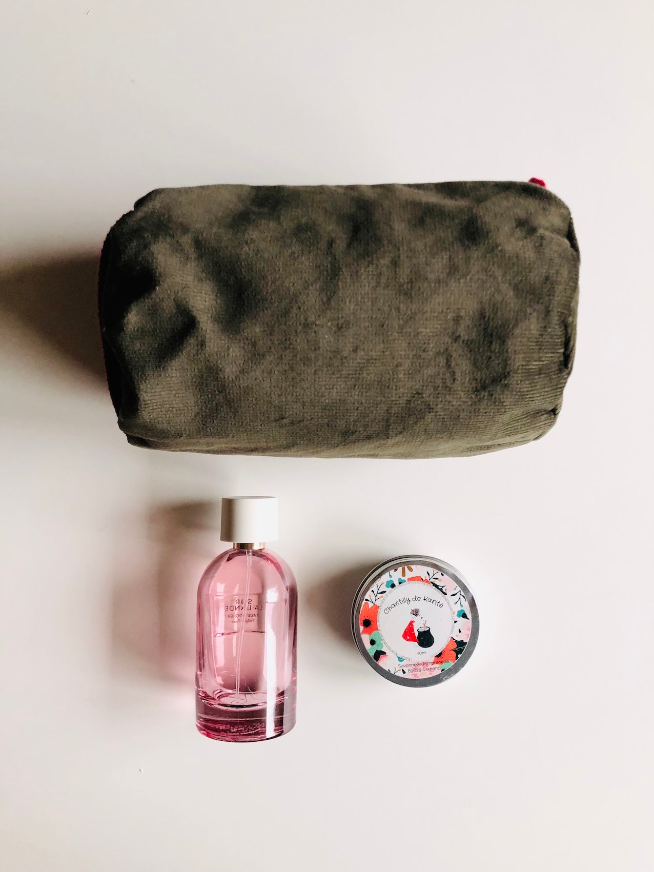 Trousse de toilette en velours kaki et rouge