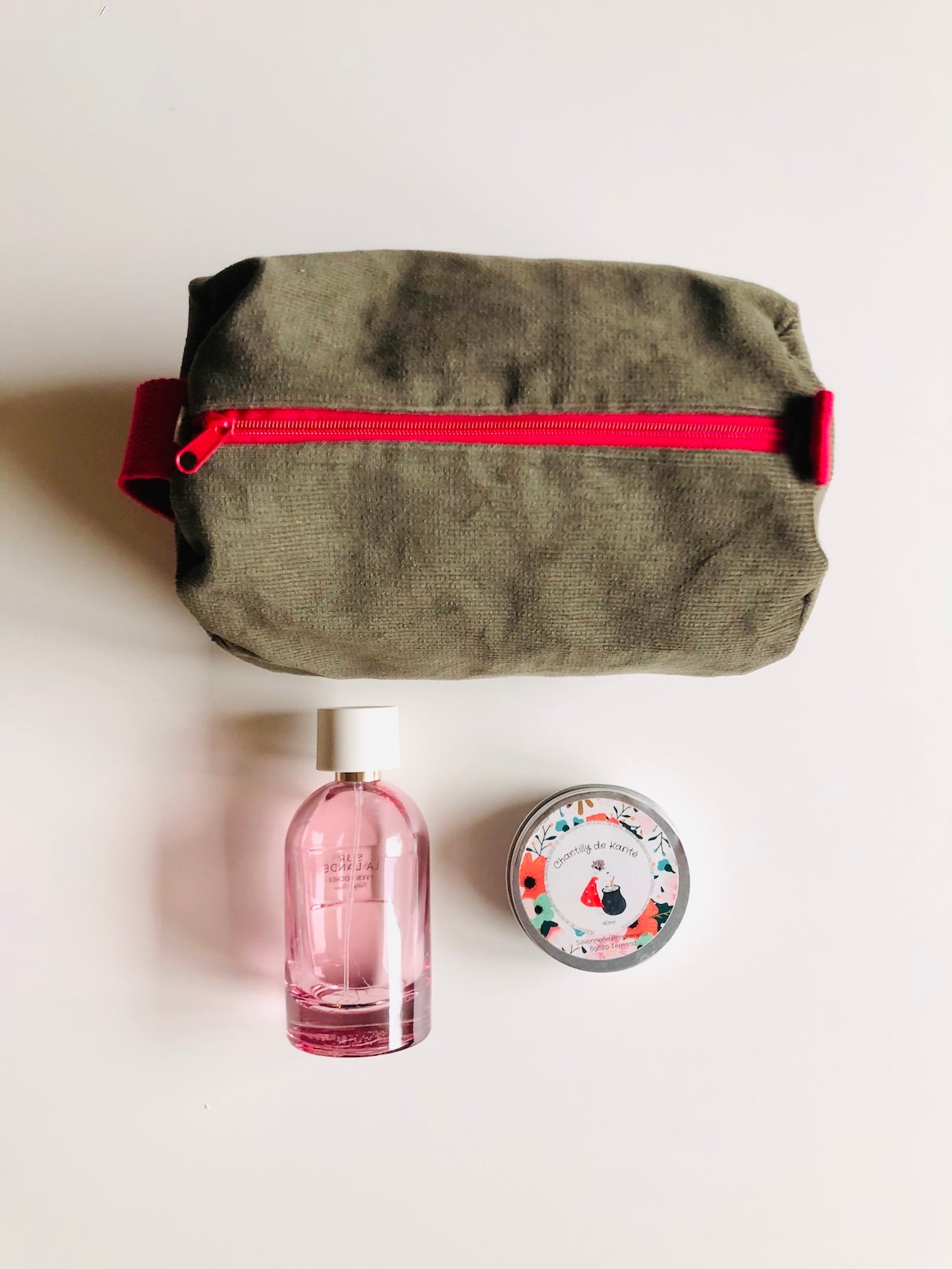 Trousse de toilette en velours kaki et rouge