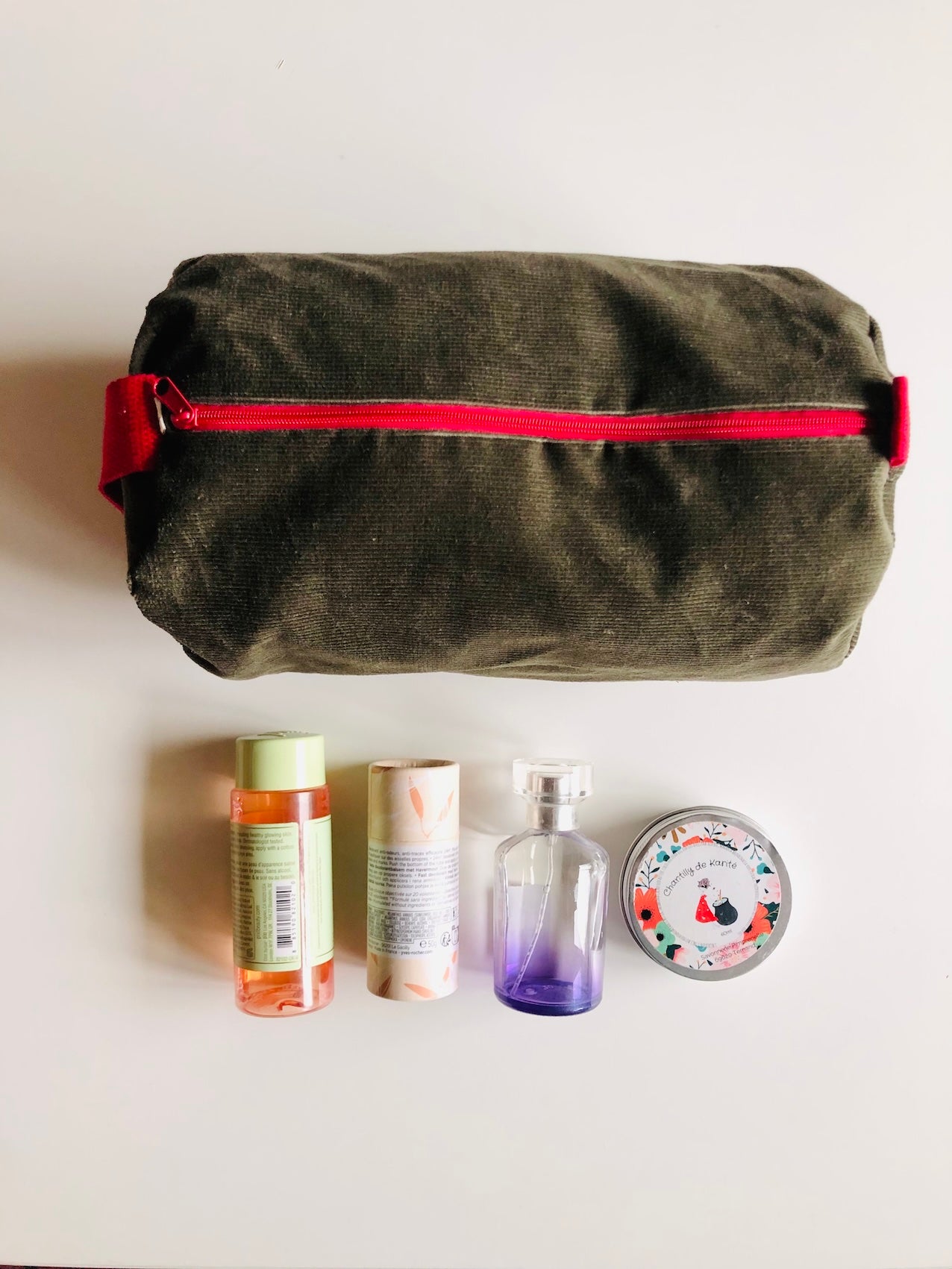 Trousse de toilette en velours kaki et rouge