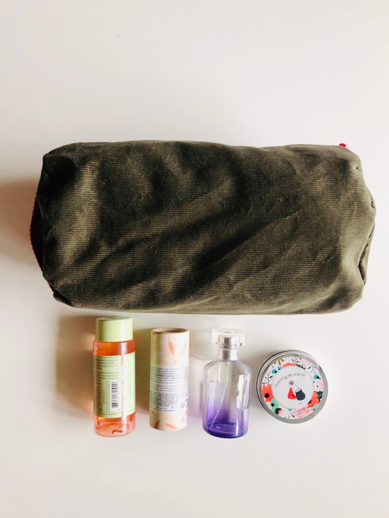 Trousse de toilette en velours kaki et rouge