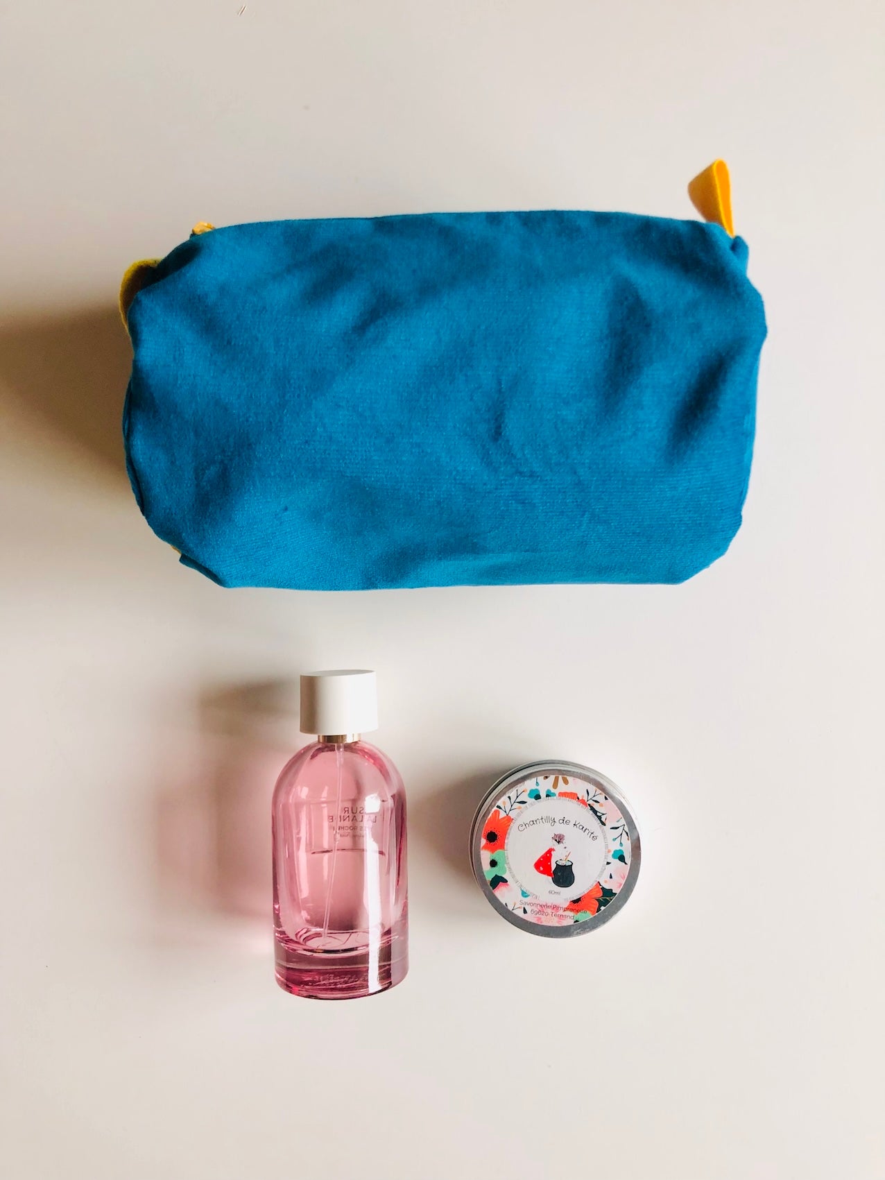 Trousse de toilette en velours bleu et jaune