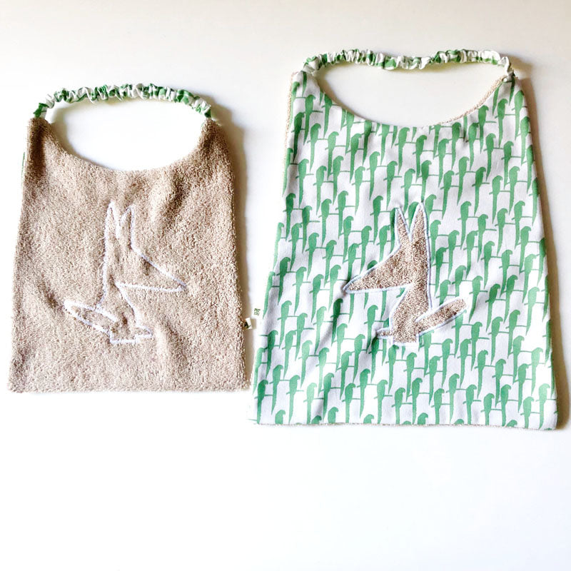 Bavoir en éponge et coton beige aras verts