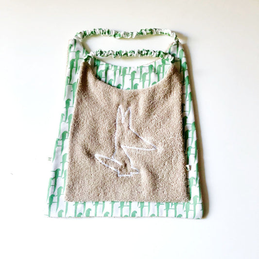 Bavoir en éponge et coton beige aras verts