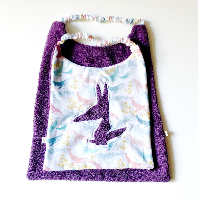 Bavoir en éponge et coton violet baleine
