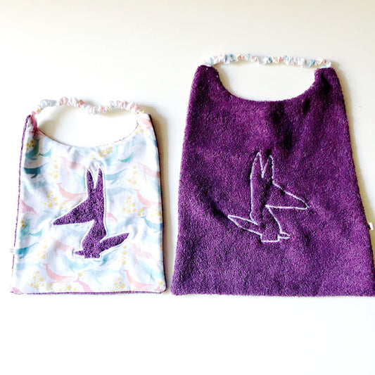 Bavoir en éponge et coton violet baleine