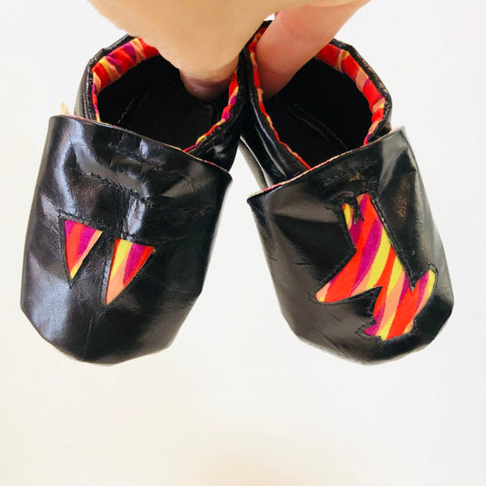 Chaussons bébé en cuir noir motifs rouges et jaunes