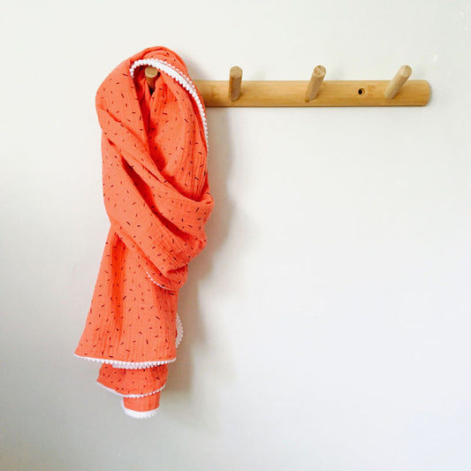 Foulard double gaze de coton corail à motifs et pompons blancs