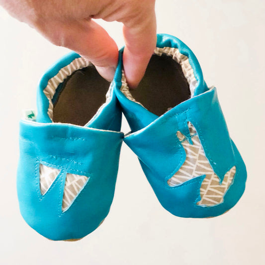 Chaussons bébé en cuir bleu motifs graphiques gris